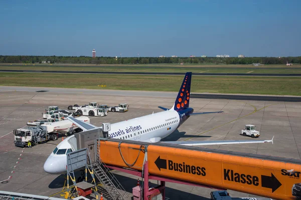 Brussels airlines letadla Airbus A319 v bráně na Berlín Tegel Letiště — Stock fotografie