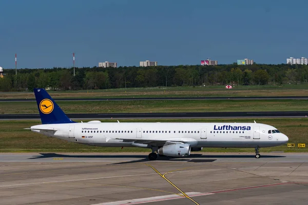 Lufthansa Airbus A321 na letišti v Berlíně Tegel — Stock fotografie