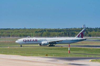Katar Havayolları Boeing 777-300ER Berlin Tegel havaalanında