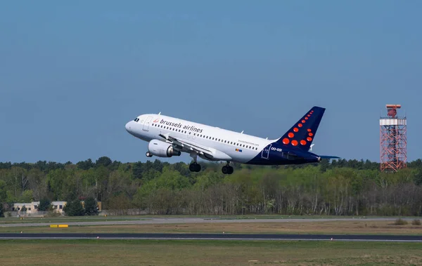 Brussel Airlines Airbus A319 na letišti v Berlíně — Stock fotografie