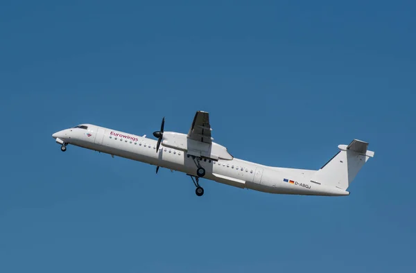 Bombardier Dash 8 Q400 de Eurowings despega del aeropuerto de Berlín-Tegel —  Fotos de Stock