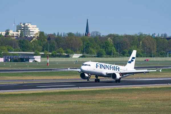 Finnair Airbus A320 přistání na letiště Berlín Tegel — Stock fotografie