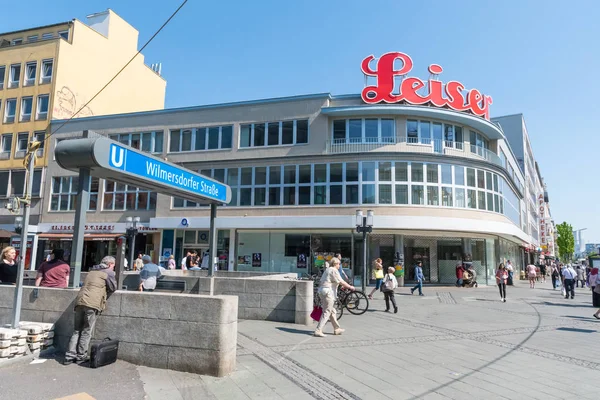 İnsanlar Wilmersdorfer U-bahn yakınındaki tren istasyonu