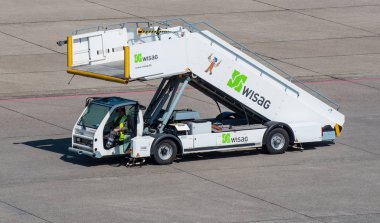 Merdiven Berlin Tegel Havaalanı'nda yatılı yolcu