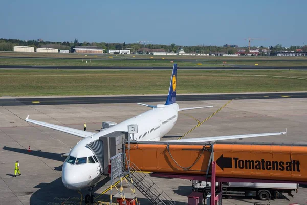 Lufthansa Airbusy A321 u brány Letiště Berlín Tegel — Stock fotografie