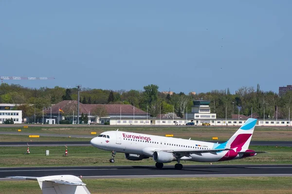 Eurowings Airbus A320 vzlétnout z Letiště Berlín Tegel — Stock fotografie