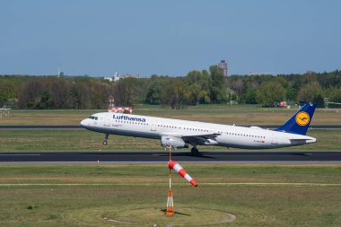 Lufthansa Airbus A321 Berlin Tegel havaalanına çıkar
