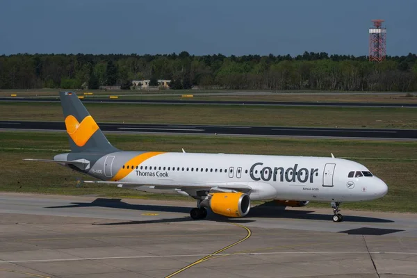 Letadlo Airbus A320 Condor na Berlín Tegel Letiště — Stock fotografie