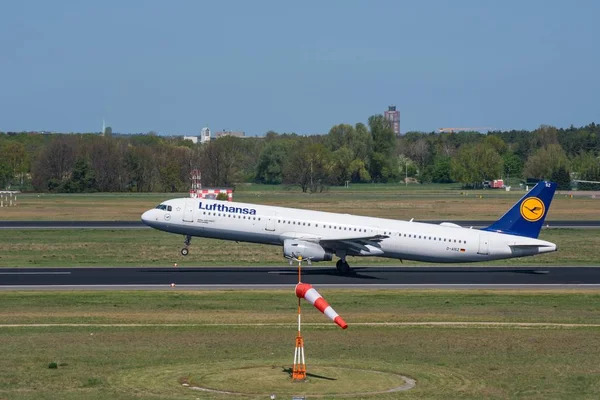 Lufthansa Airbusy A321 vzlétnout na Berlín Tegel Letiště — Stock fotografie