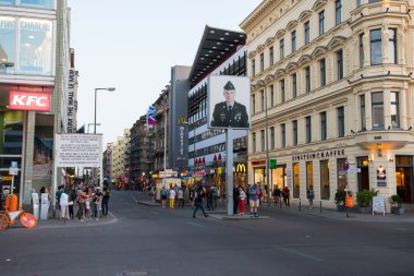 Turistler önünde Berlin Checkpoint Charlie