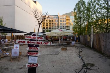 Charlies plajıdır bir plaj yer ile fast food ve Berlin'in merkezinde barlar gibi