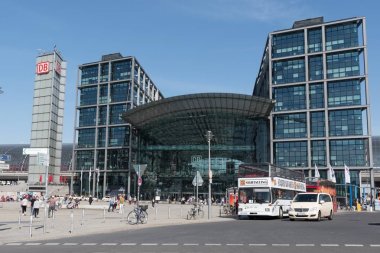 Turistler ve gezi otobüs Berlin Tren Garı önünde