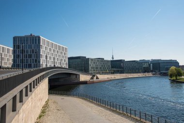 Spree Nehri boyunca modern ofis binaları