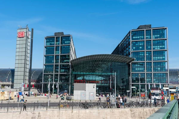 Touristen und Sightseeing-Busse vor dem Berliner Hauptbahnhof — Stockfoto