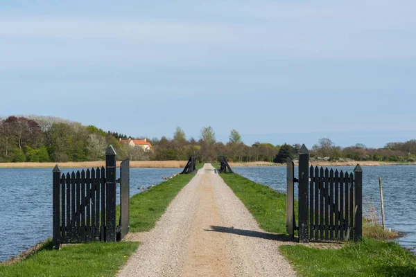 Route traversant la mer vers l'île danoise — Photo