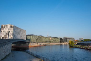 Modern mimarisi ve güneşin tadını insanlar Berlin Spree Nehri