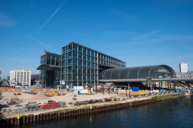 Berlin merkez tren istasyonu, yeni S21 yerel tren hattı için çalışmalar sürmektedir