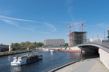 Turistler, modern mimarisi ve kanal tekne ile spree Nehri