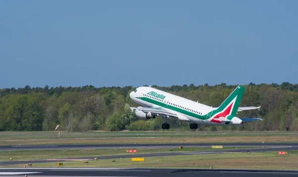 Alitalia Airbus A319 startovat v Letiště Berlín Tegel — Stock fotografie