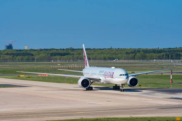 Qatar Airways Boeing 777-300ER в аэропорту Берлин Тегель — стоковое фото