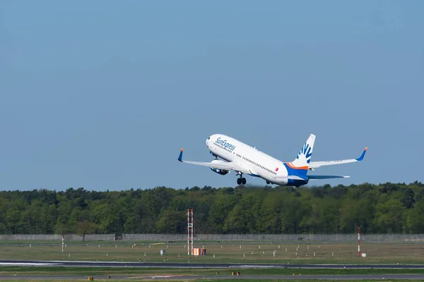 Boeing 737-800 SunExpress vzlétnout z Letiště Berlín Tegel — Stock fotografie