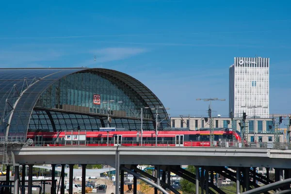 DB tren regional en Berlin estacion central de tren — Foto de Stock