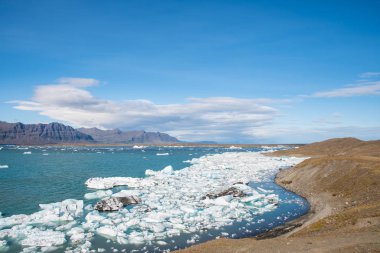 Izlanda 'da Jokulsarlon buzul lagünü üzerinde icebergs