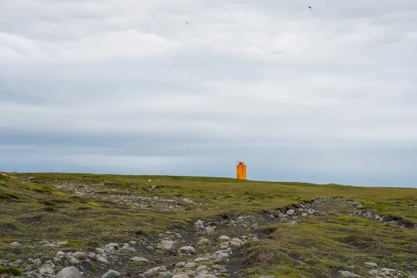 De vuurtoren op de kaap van Ingolshofdi in IJsland — Stockfoto