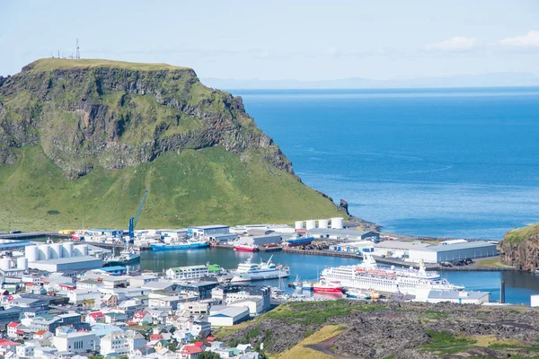 View over town of Heimaey in Iceland — Stockfoto