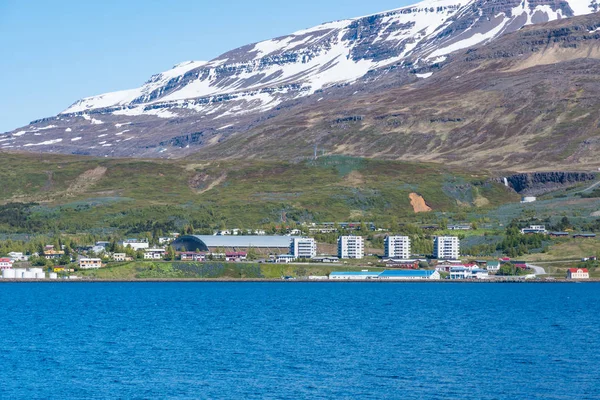 Stad Reydarfjordur in het oosten van IJsland — Stockfoto