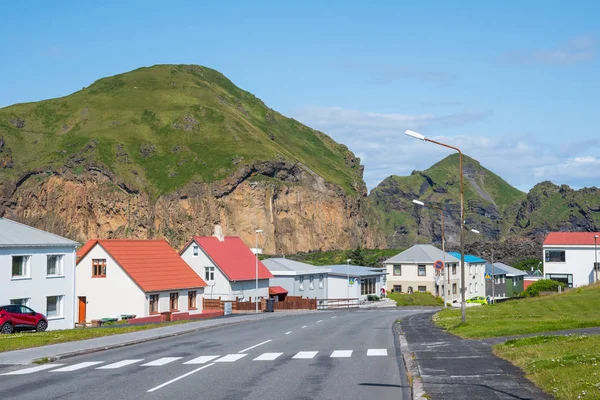 Town of Vestmannaeyjar on island of Heimaey in Iceland — 图库照片