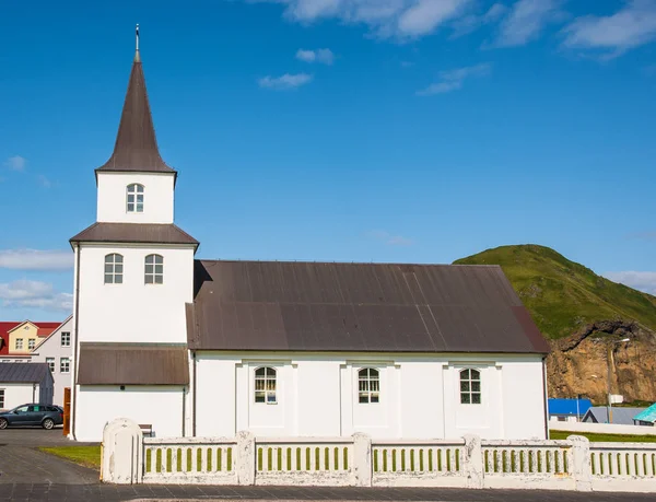 Landakirkja εκκλησία στο νησί Heimaey σε Vestmannaeyjar στην Ισλανδία — Φωτογραφία Αρχείου
