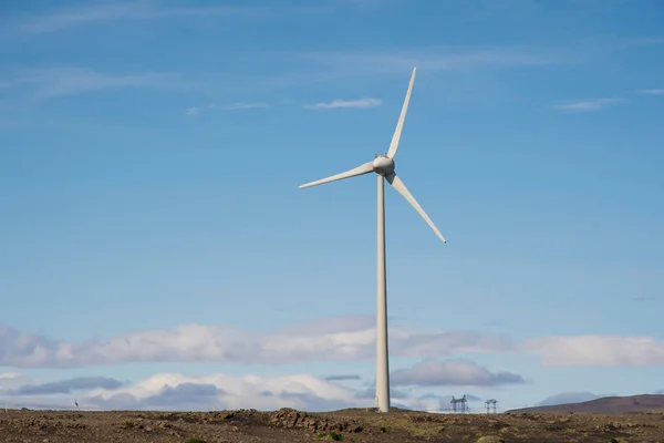Windmill in the landscape of south Iceland — Stock Photo, Image