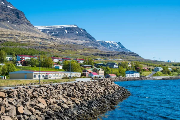 Ville de Reydarfjordur dans l'est de l'Islande — Photo