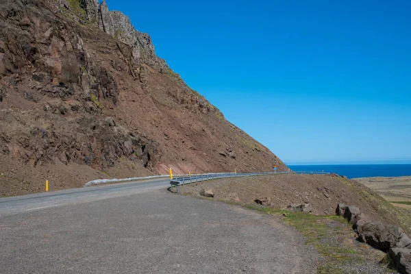Estrada através de deslizamentos de terra Kambanesskridur no leste da Islândia — Fotografia de Stock