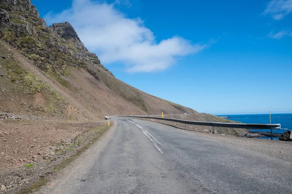 Droga przez Kambanesskridur zjeżdżalnie lądowe we wschodniej Islandii — Zdjęcie stockowe