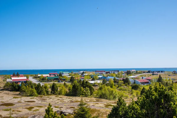 Vista sobre a cidade de Breiddalsvik no leste da Islândia — Fotografia de Stock