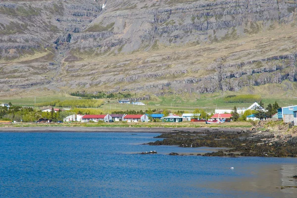 Widok na miasto Breiddalsvik we wschodniej Islandii — Zdjęcie stockowe