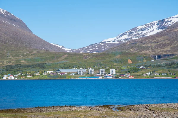 Cidade de Reydarfjordur no leste da Islândia — Fotografia de Stock