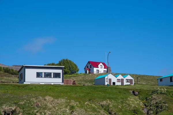 Budynki we wsi Stodvarfjordur we wschodniej Islandii — Zdjęcie stockowe