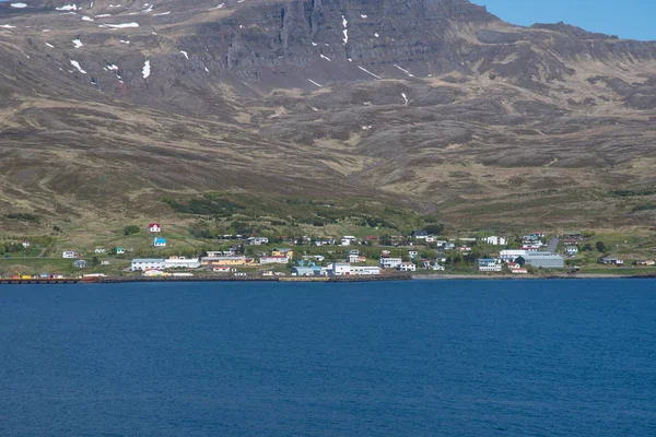 Pohled na vesnici Stodvarfjordur na východě Islandu — Stock fotografie