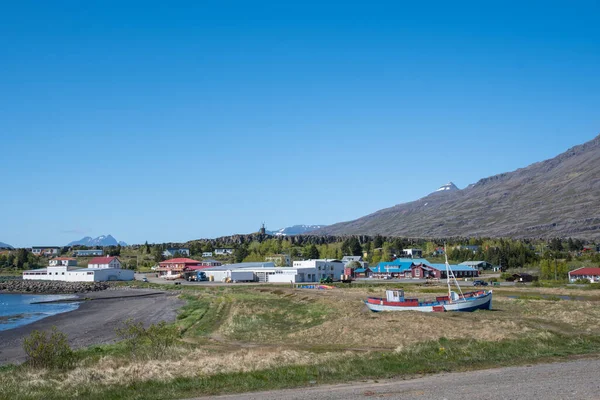View over town of Breiddalsvik in east Iceland — ストック写真
