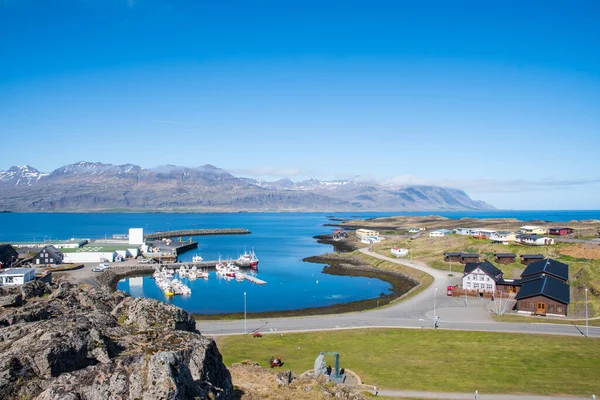 冰岛东部朱皮沃古尔镇港口景观 — 图库照片