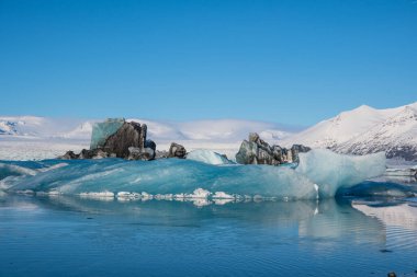 Güney İzlanda 'daki Jokulsarlon Buzul Gölü' nde buzdağları