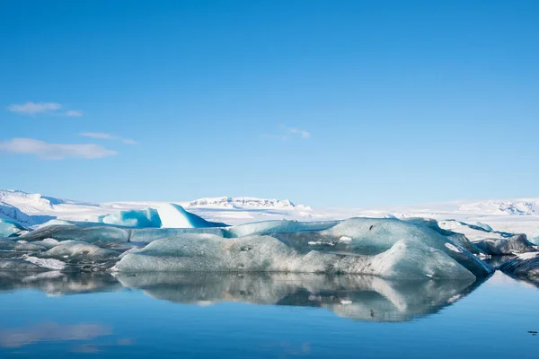 Icebergs en Laguna Glaciar Jokulsarlon en el sur de Islandia — Foto de Stock