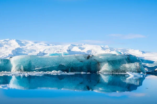 Παγόβουνα στη λιμνοθάλασσα Jokulsarlon Glacier στη νότια Ισλανδία — Φωτογραφία Αρχείου