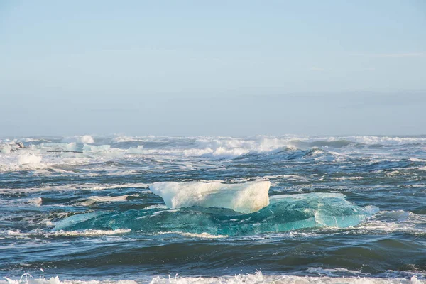 Παγόβουνα στην παραλία ακτή του Diamond κοντά Γιόκουλσάρλον στην Νότια Ισλανδία — Φωτογραφία Αρχείου
