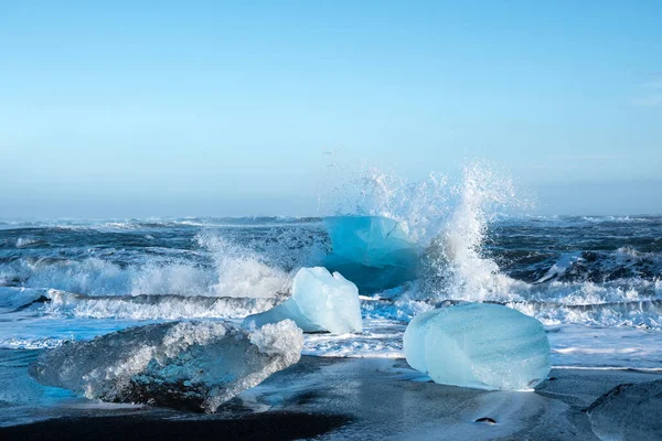 Icebergs na costa de Diamond Beach, perto de Jokulsarlon, na Islândia do Sul — Fotografia de Stock