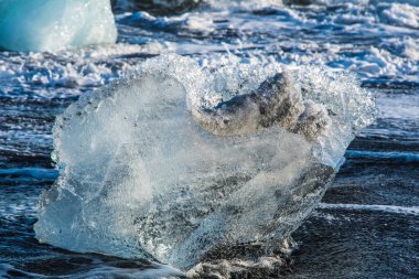 Buzdağları yakınındaki South Iceland'deki / daki Jokulsarlon elmas sahil sahilde