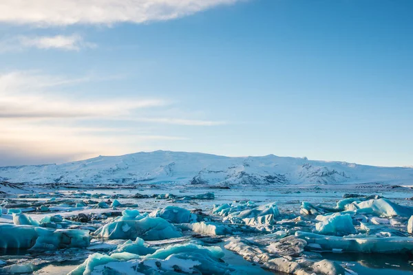 Góry lodowe w Zalewie Lodowcowym Jokulsarlon na południu Islandii — Zdjęcie stockowe